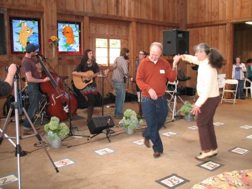 Tom and Glenna dance to the band